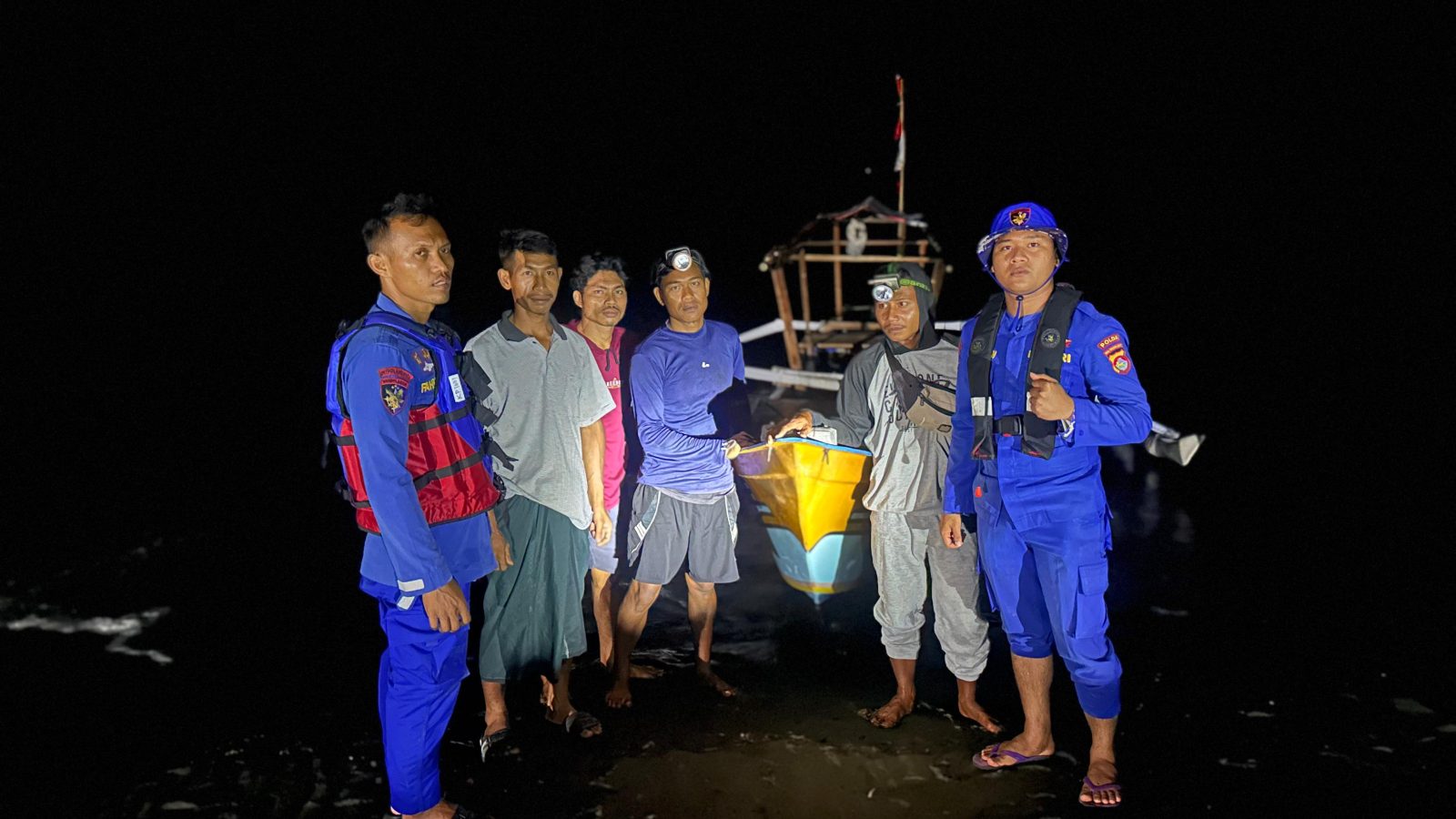 KP XXI-2012 Polairud Polda NTB Selamatkan Tiga Nelayan yang Hanyut di Perairan Gili Sulat