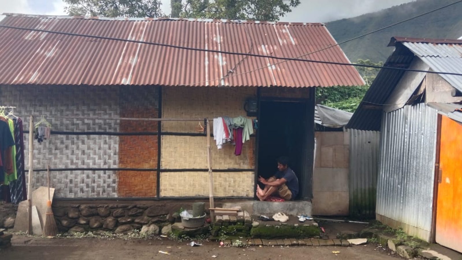 Potret Kemiskinan di Kaki Rinjani ; Hidup Di Gubuk Reot, Hulwan Berharap Ada Bantuan RTLH  