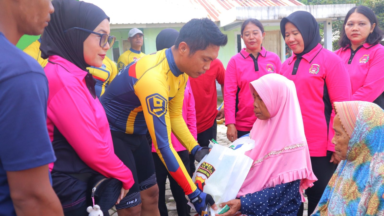Gowes Kamtibmas di Desa Salut Bakti Sosial dan Pemeriksaan Kesehatan Gratis