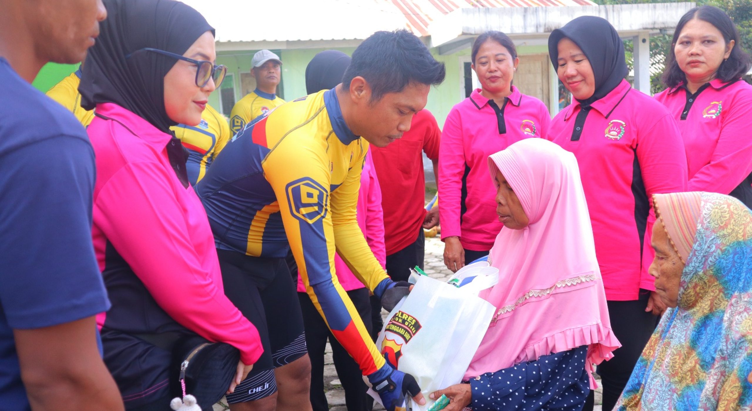 Gowes Kamtibmas di Desa Salut Bakti Sosial dan Pemeriksaan Kesehatan Gratis