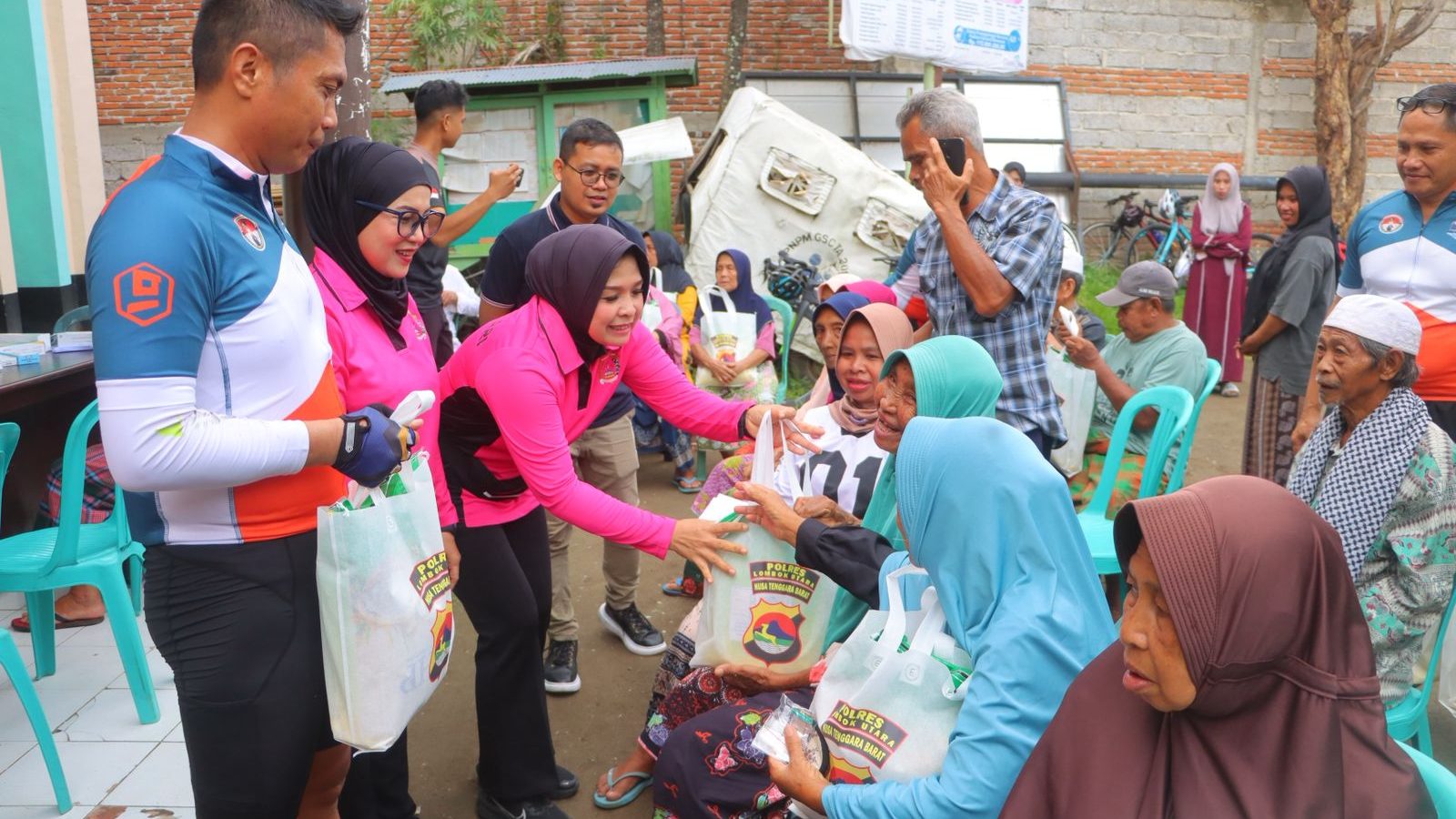 Kapolres Lombok Utara Gelar Gowes Kamtibmas ke Desa Sigar Penjalin, Sentuh Lansia dan Layanan Kesehatan Gratis