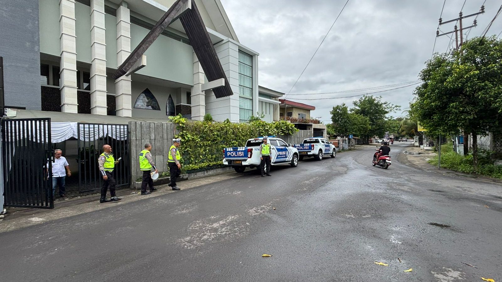 Satgas Kamseltibcar Lantas Ops Lilin Rinjani 2025 Amankan Arus Lalu Lintas di Depan Gereja