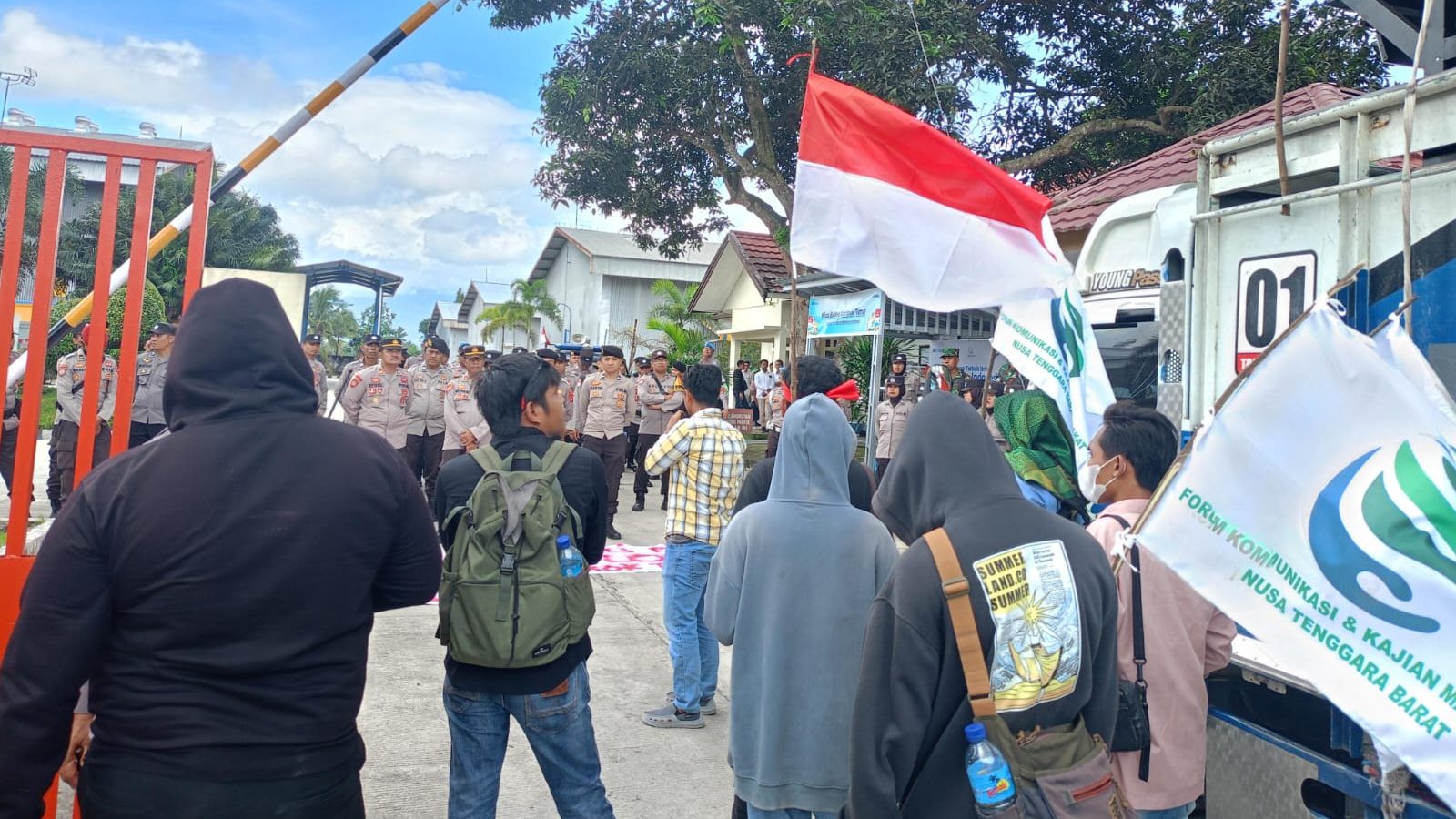 FKKM Geruduk Bulog Lotim, Tuding Oknum Bulog Terlibat Kasus Beras Oplosan