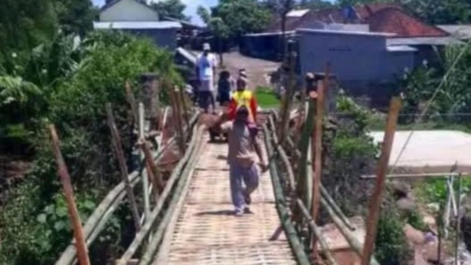 Tak Kunjung Diperbaiki, Warga Aok Beta Perigi Bangun Jembatan Darurat