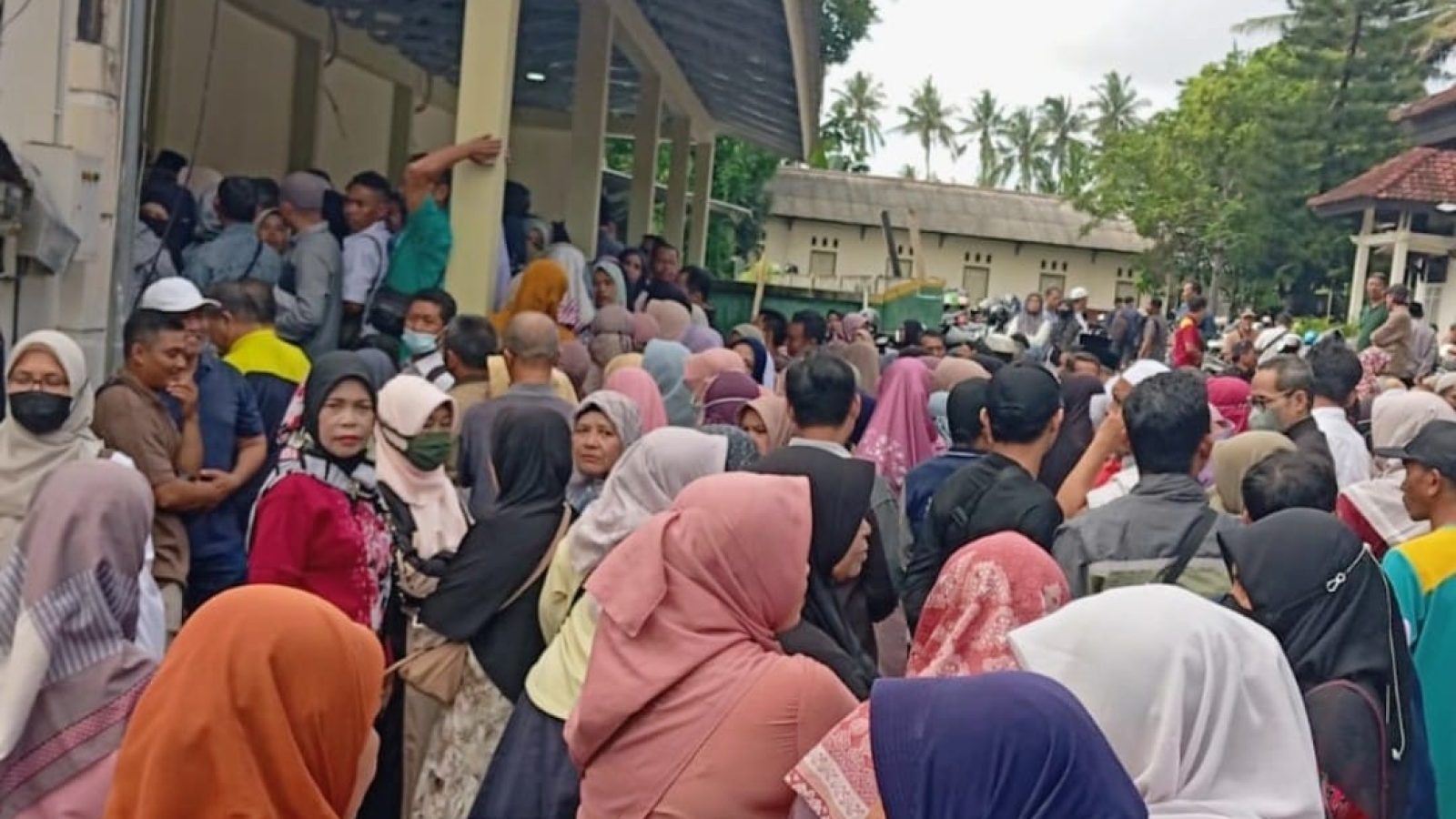 THR 100 Persen 2024 Bakal Dibayar, Kantor Dinas Dikbud Lotim Dipadati Guru