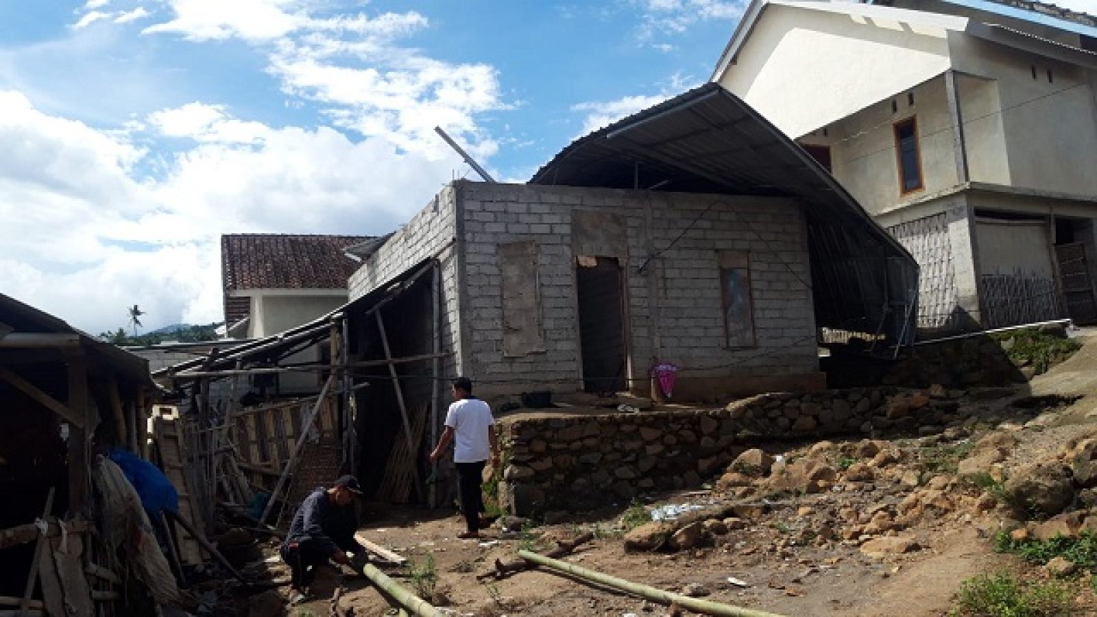 Angin Kencang Terjang Rumah Warga dan Akibatkan Pohon Tumbang