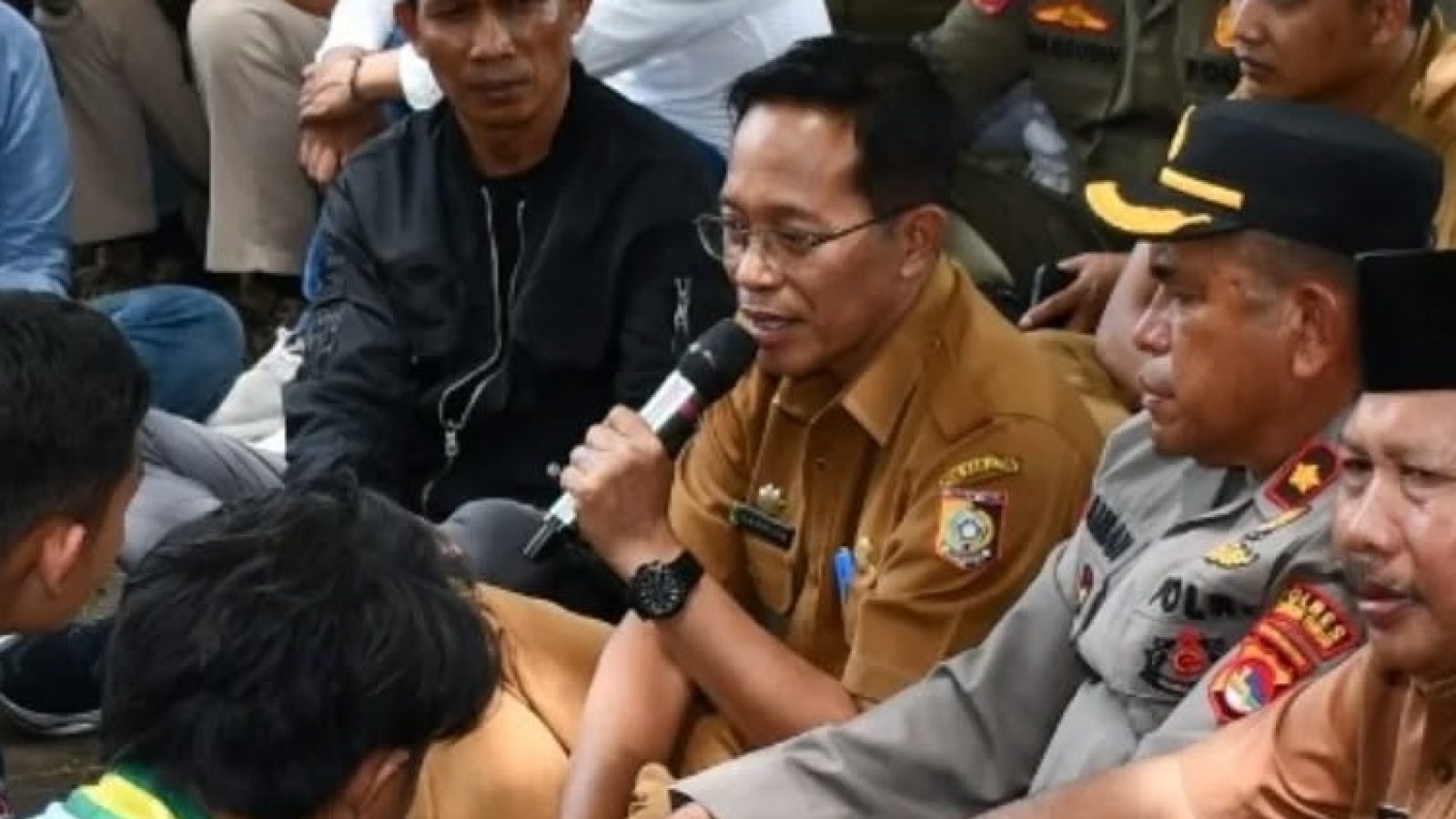 Cara Lesehan Sekda Temui Aksi Aliansi Mahasiswa Peduli Pariwisata Lombok Timur