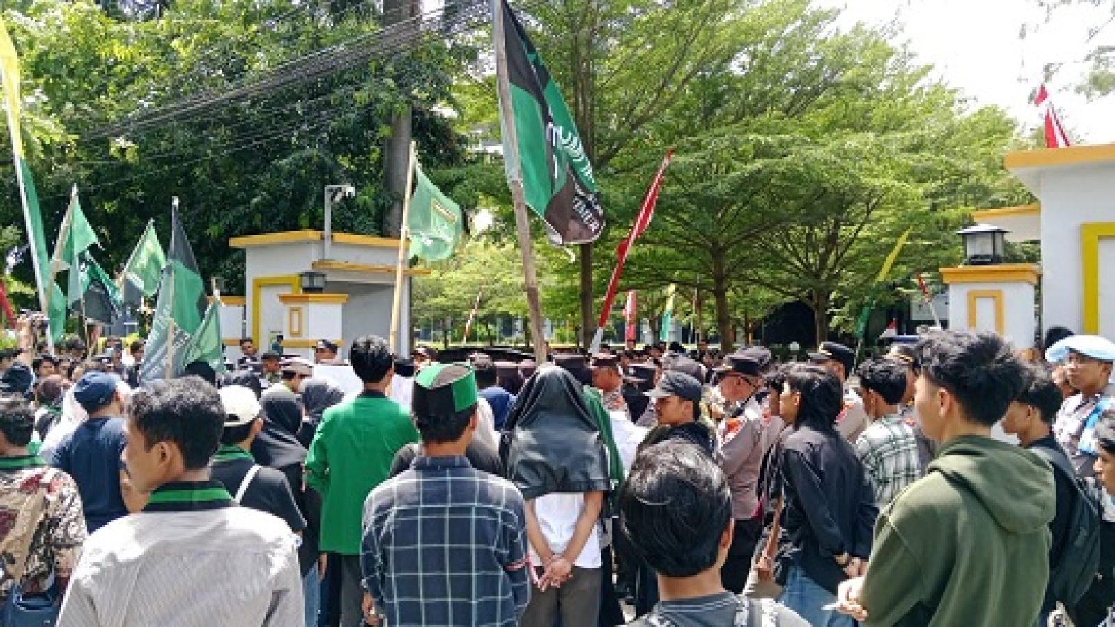 Demo Mahasiswa di Kantor Bupati Lombok Timur Protes Tata Kelola Pariwisata