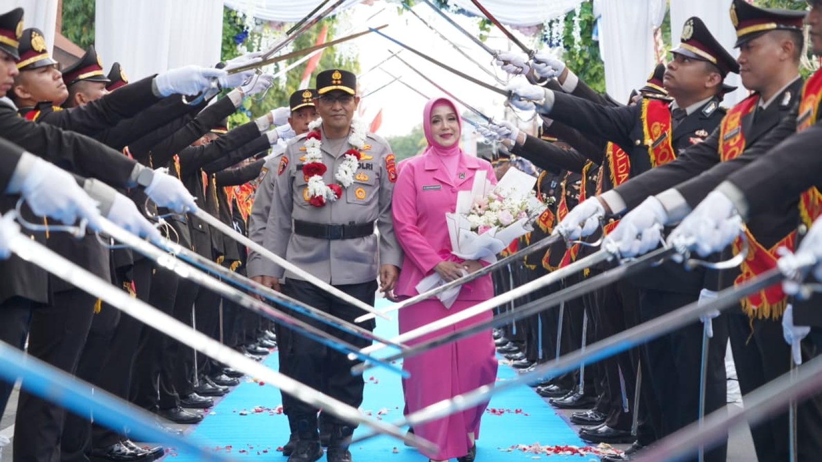 Tradisi Pedang Pora Warnai Perpisahan Irjen Hadi Gunawan dari Polda NTB