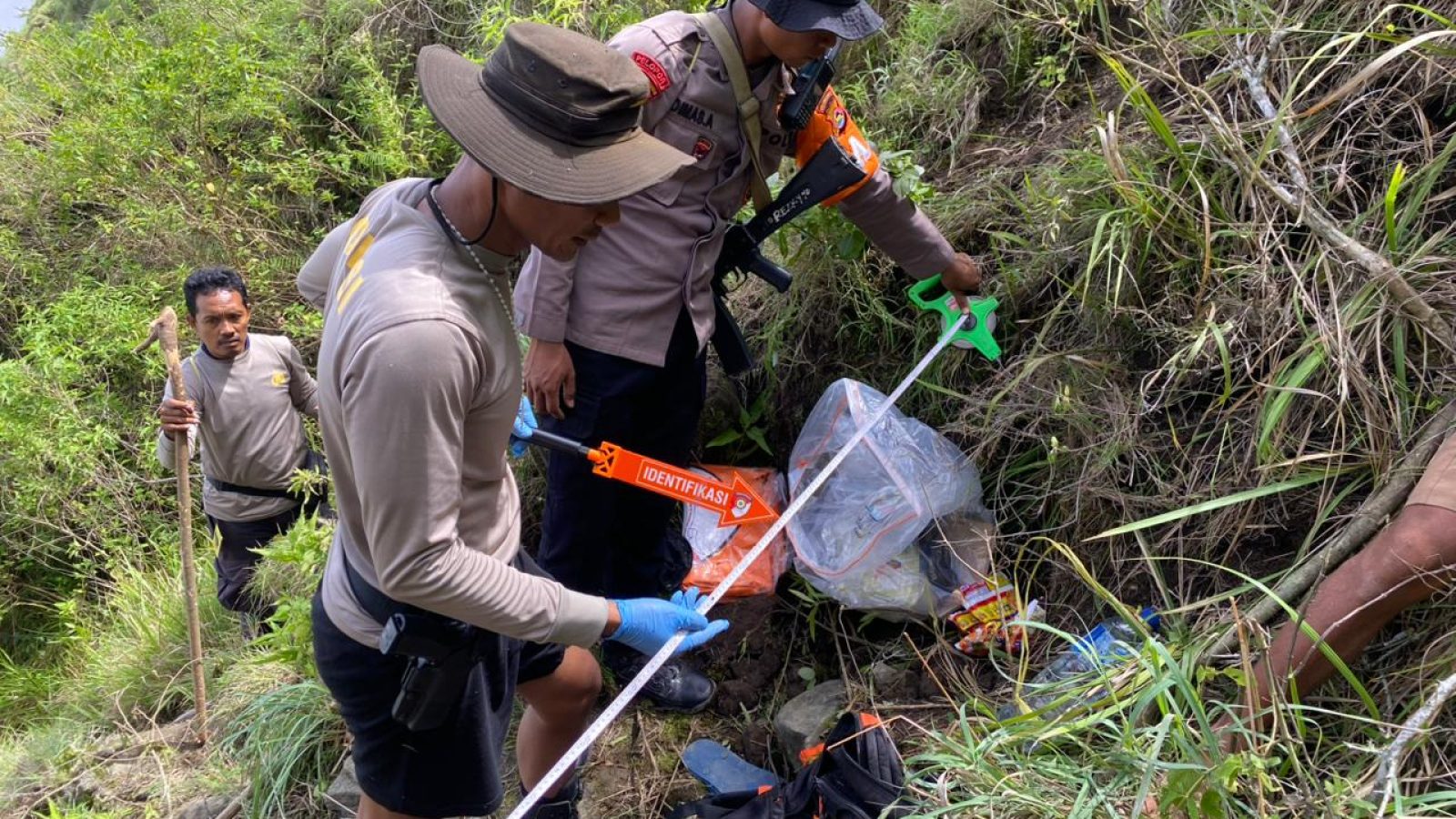 Tim Gabungan Brimob Polda NTB dan Polres Bima Kota Lanjutkan Pencarian Korban Hilang di Gunung Sangiang Api