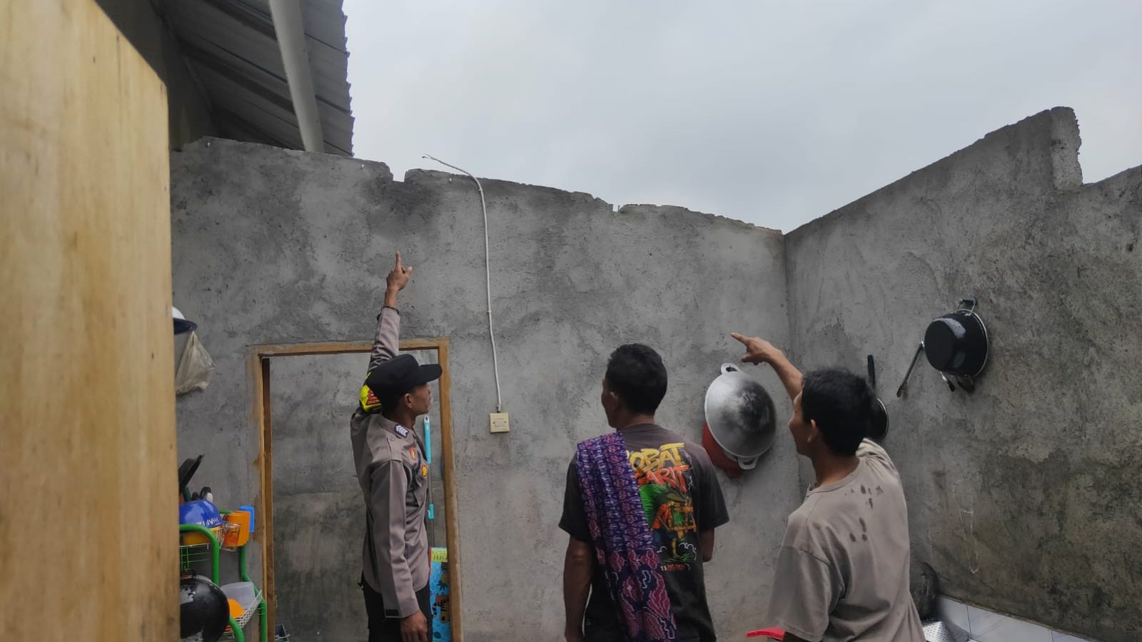 Tiga Rumah Warga Suela Diterjanng Angin Kencang
