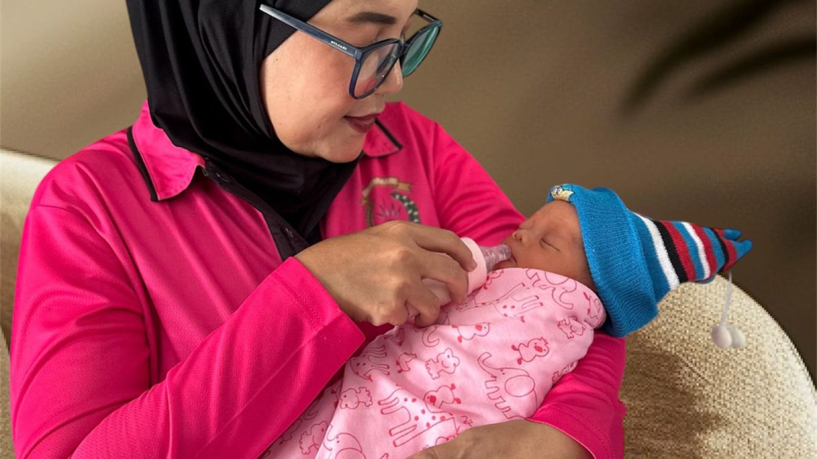 Bayi Kayangan Mendapat Pelukan Pertamanya dari Ketua Bhayangkari