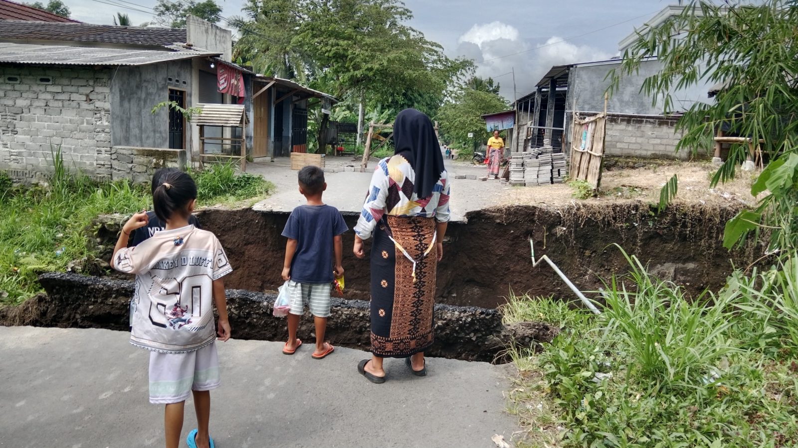 Akibat Hujat Lebat, Jembatan Penghubung Dua Desa di Lombok Timur Ambruk