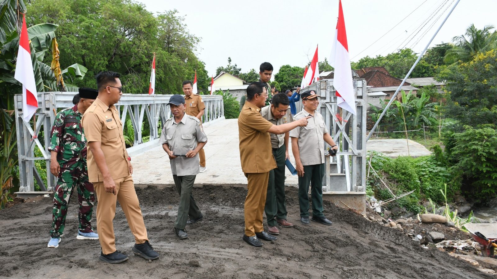 Bupati Lombok Timur Tinjau Pembangunan Jembatan Bailay di Dusun Aik Beta