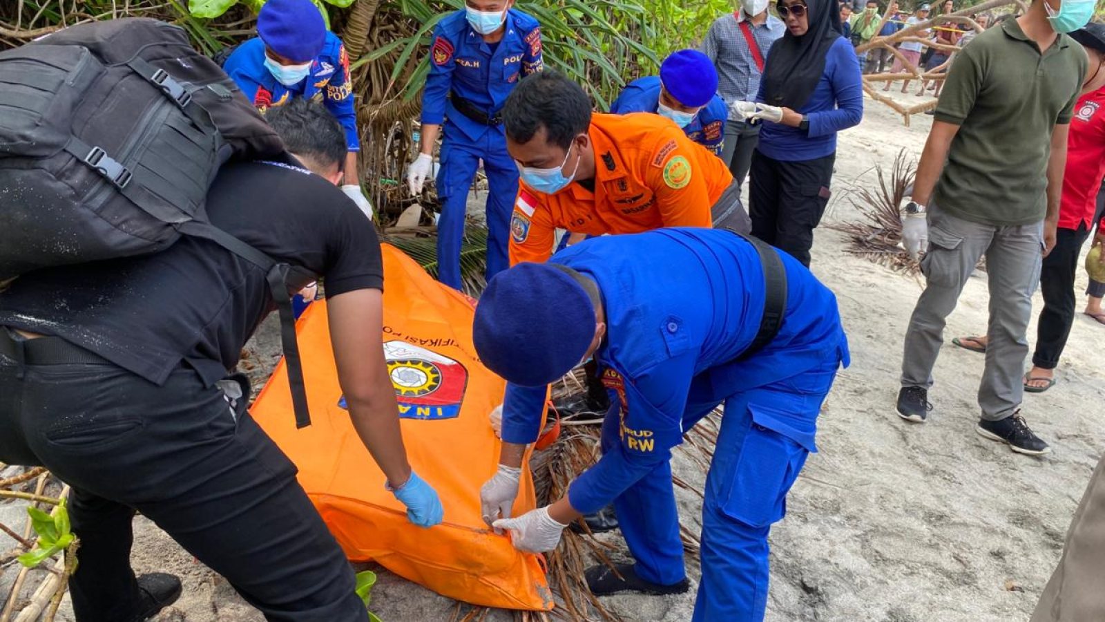 Polairud Polda NTB Evakuasi Jenazah Perempuan di Pesisir Lombok Utara