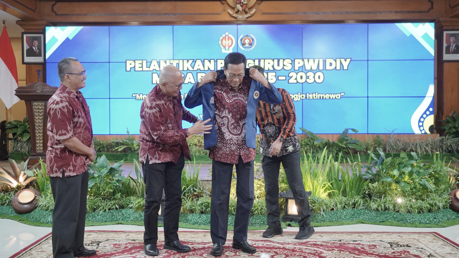 PWI Pusat Anugerahkan Anggota Kehormatan kepada Sultan HB X