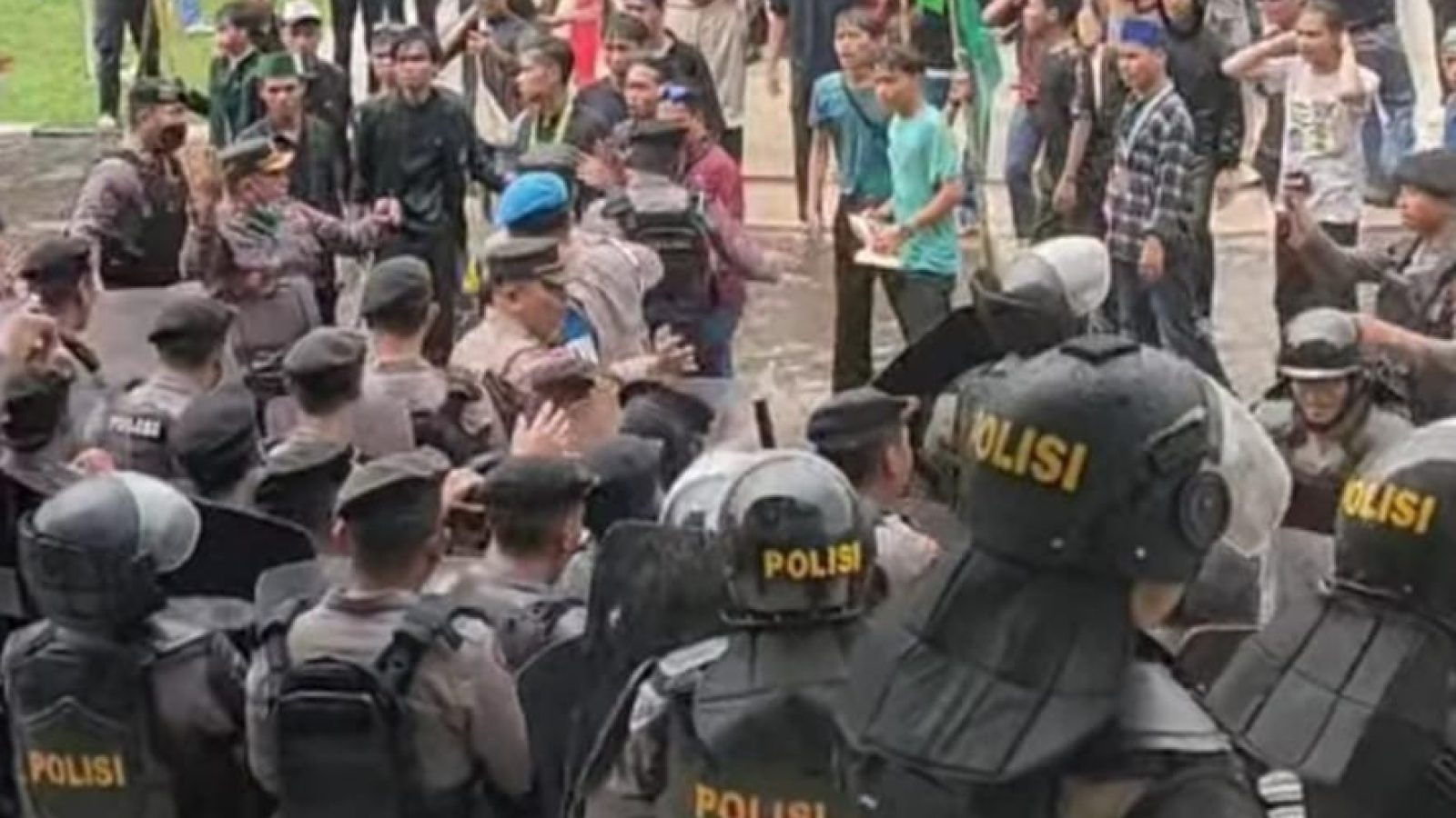 Demo Mahasiswa di Lombok Timur Ricuh, Dua Mahasiswa Terluka