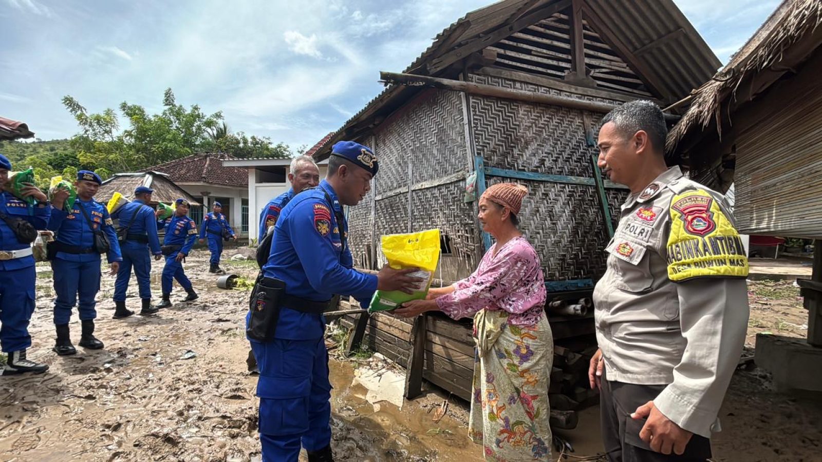 Dtpolairud Polda NTB Salurkan Bantuan Beras Hasil Gerakan 1.000 Rupiah untuk Korban Banjir di Sekotong