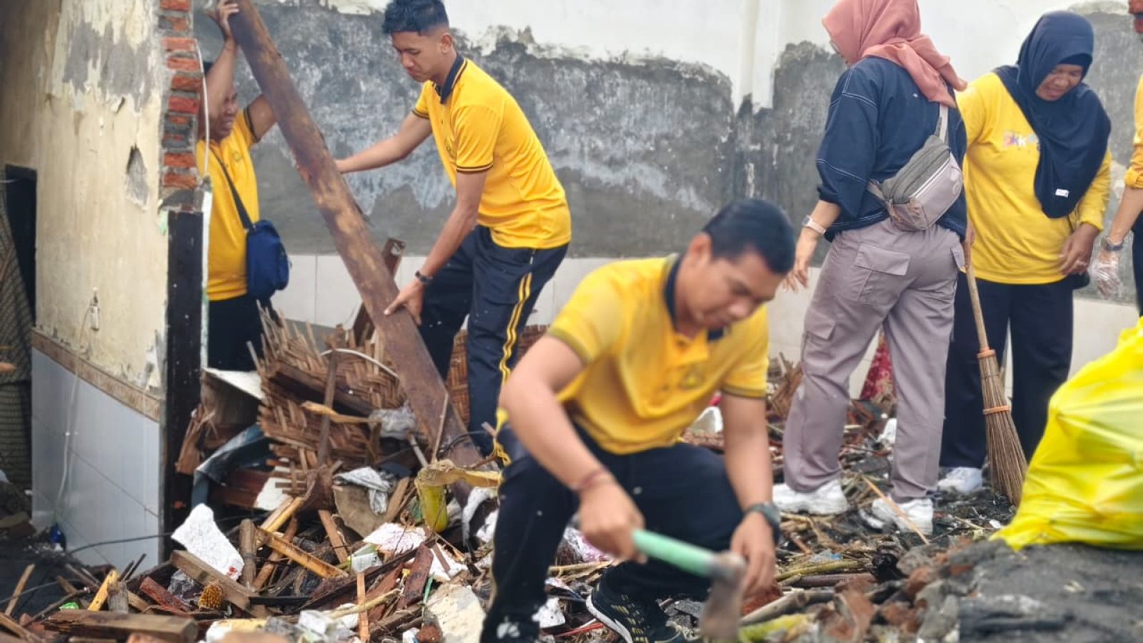 Ombak Besar Terjang Ampenan, Dirpolairud Polda NTB Terjun Bantu Warga 