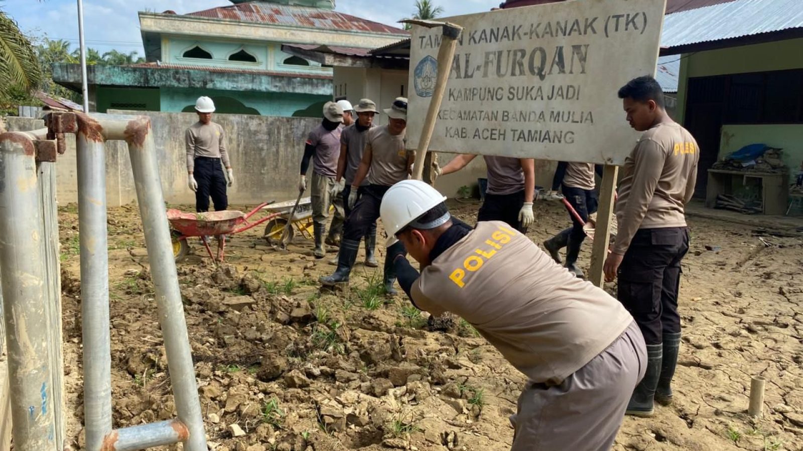 SATBRIMOB POLDA NTB LAKSANAKAN PEMBERSIHAN DAN TRAUMA HEALING DI ACEH TAMIANG