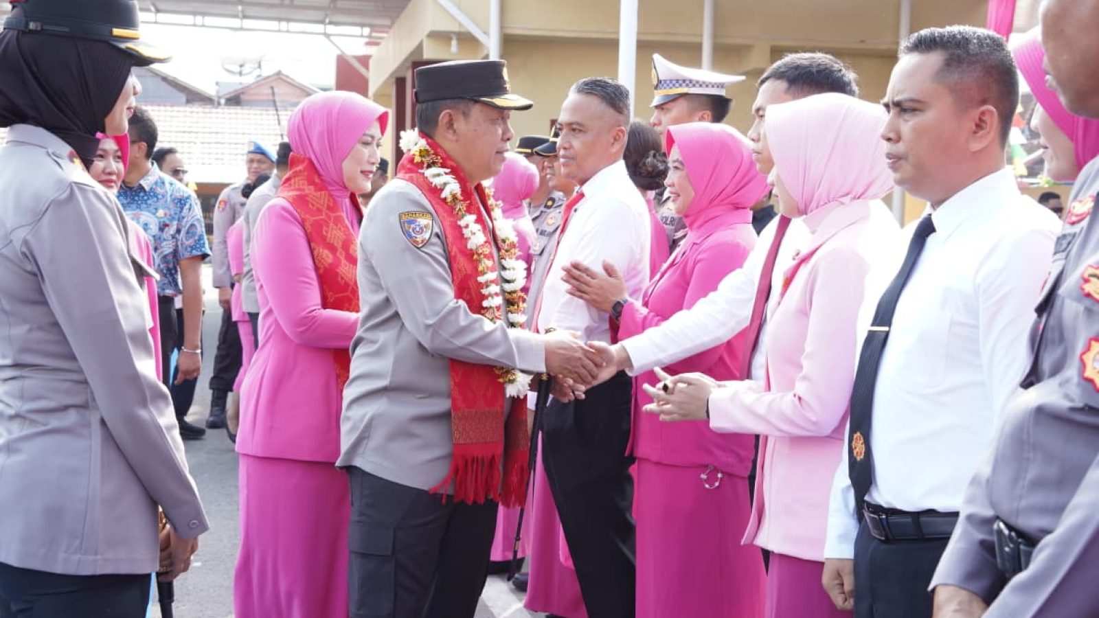 Kapolda NTB Kunker ke Polres Sumbawa, Tinjau Layanan hingga Serahkan Bansos