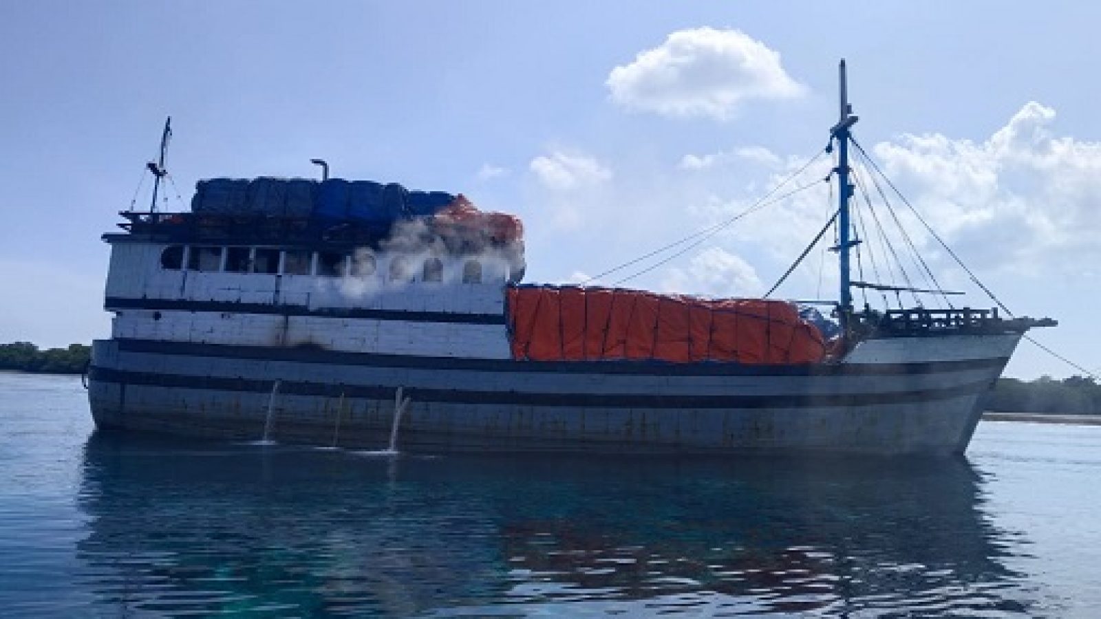 Kapal Logistik Mutiara Inti Permata Kandas Di Perairan Gili Lawang Lombok Timur