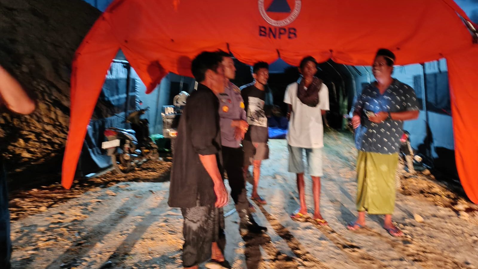 Brimob Polda NTB Dirikan Tenda Darurat Banjir Jerowaru 