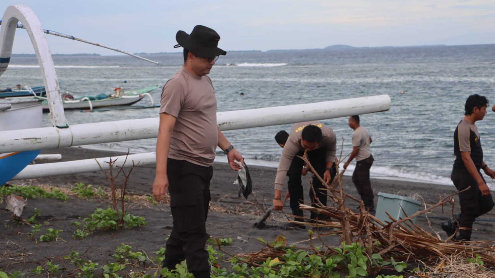 Polres Lombok Utara Gelar Aksi Bersih Pantai Kerakas