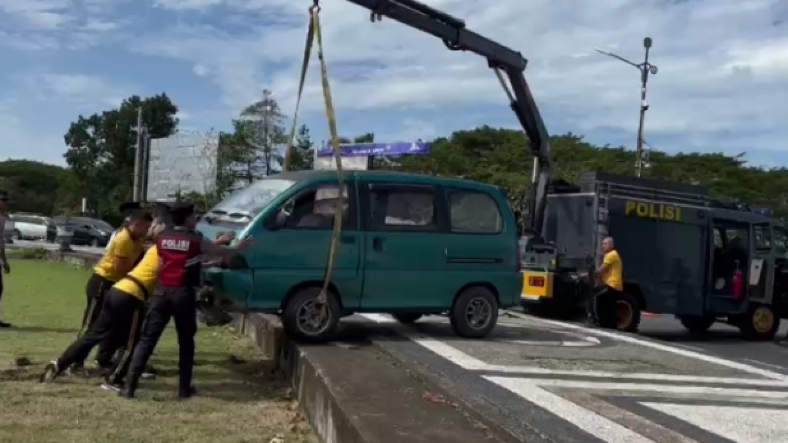 Unit Gasum Dit Samapta Polda NTB Evakuasi Korban Lakalantas di Bundaran Gerung