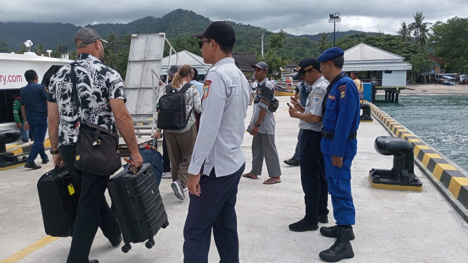 Jaga Keamanan Pesisir, Sat Polairud Polres Lombok Barat Intensifkan Patroli di Pelabuhan Lembar dan Pantai Senggigi