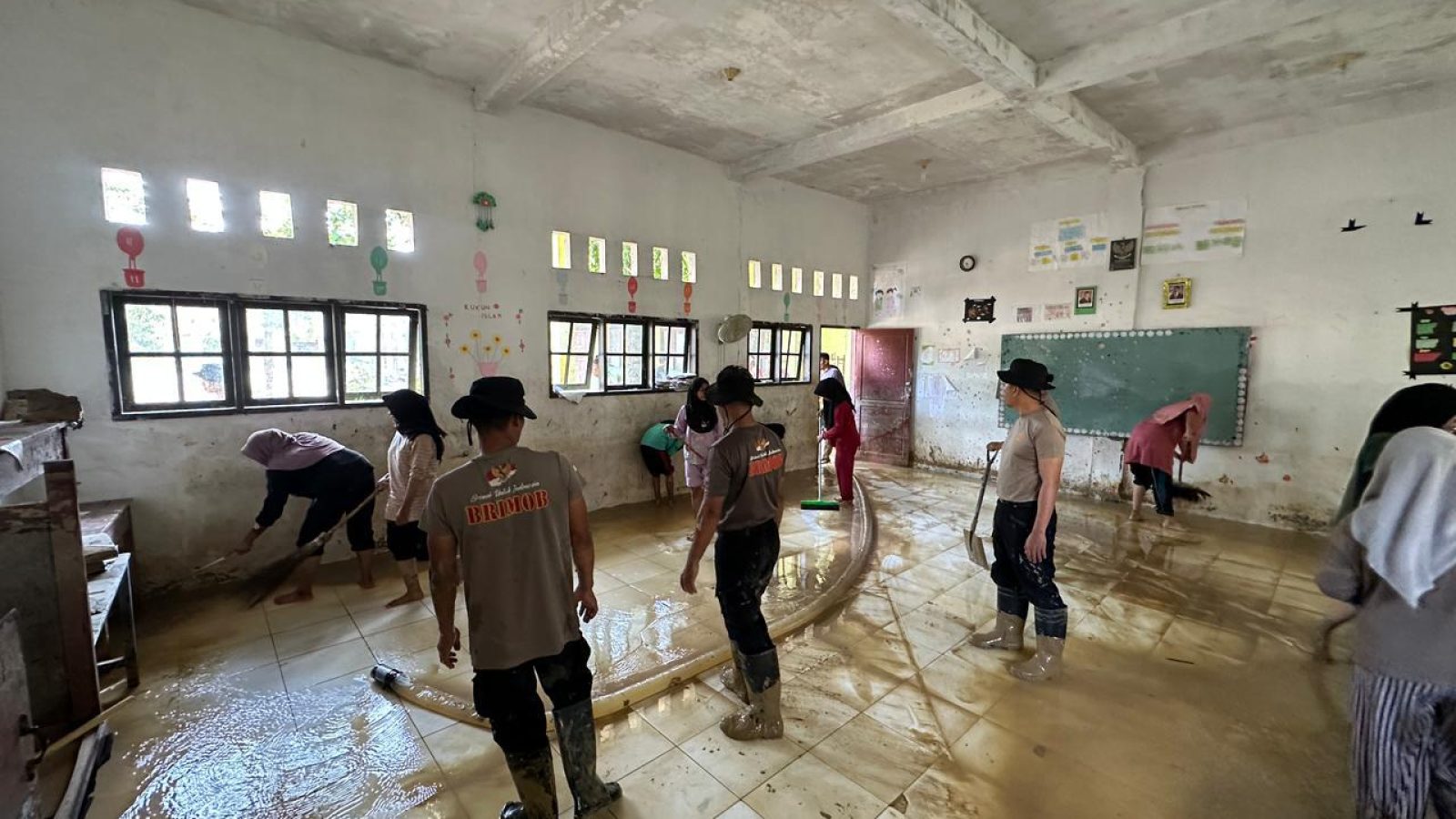 Pasca-Bencana, 21 Personel Brimob NTB Turun Bersihkan Sekolah di Aceh