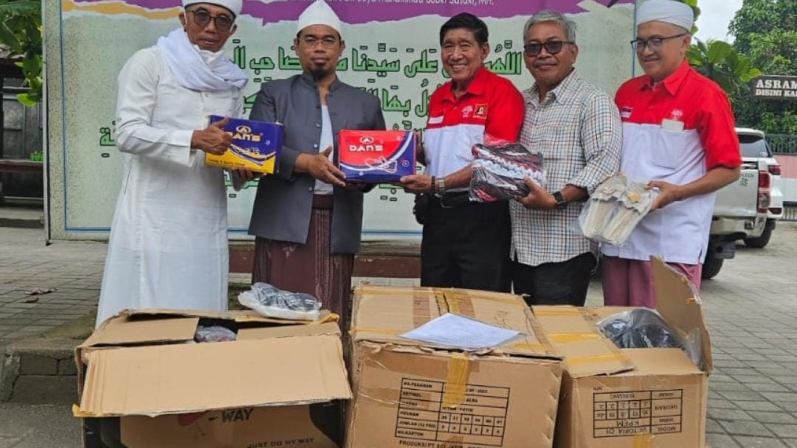 INTI dan JMSI NTB Berikan Bantuan Alas Kaki untuk Santri dan Guru Ponpes Nurul Madinah Kuripan