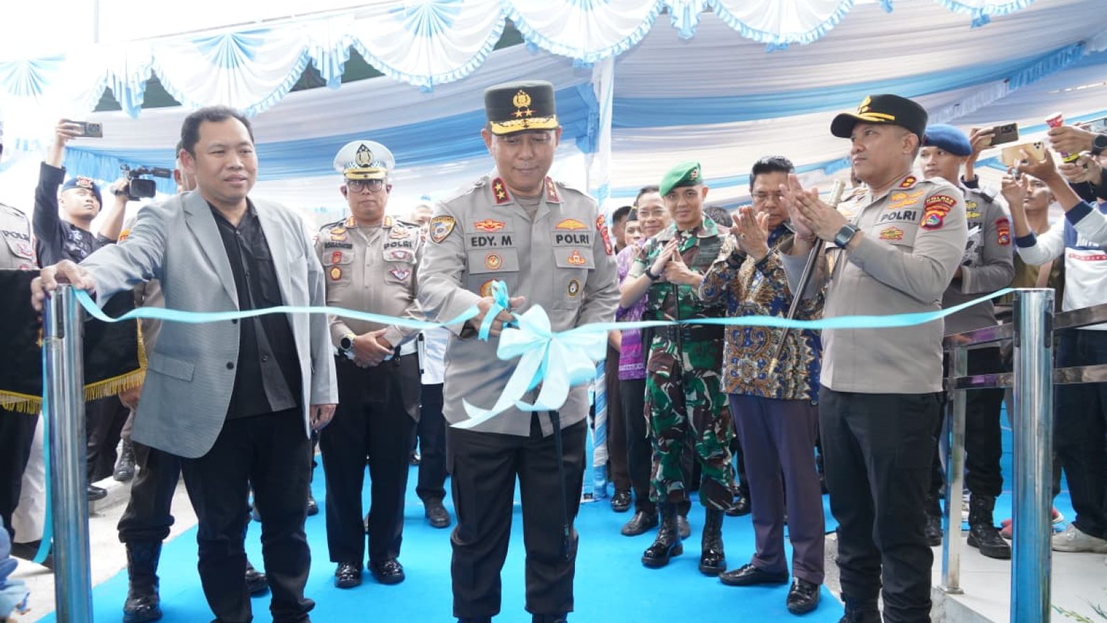 Kapolda NTB Kunker ke Lombok Timur, Resmikan Gedung BPKB hingga Serahkan Bansos