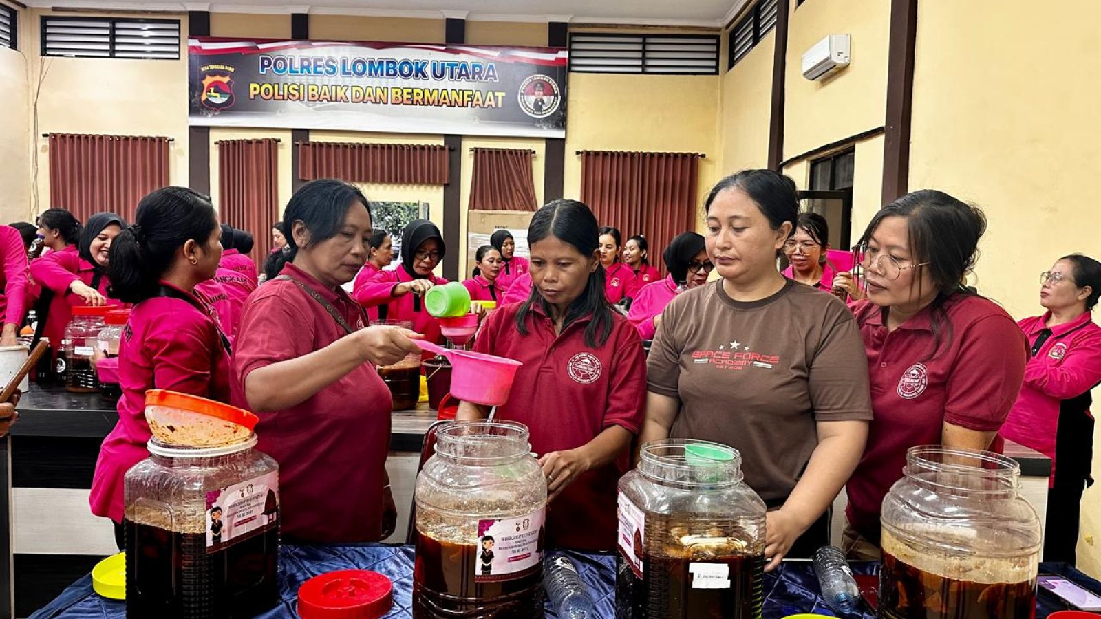 Bhayangkari Lombok Utara Panen 750 Liter Eco Enzym