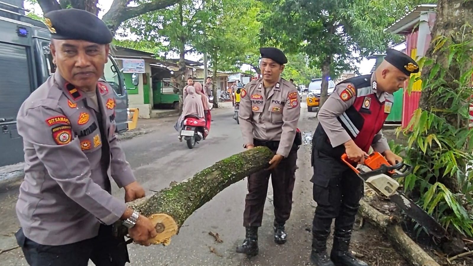 PATROLI SIGAP UNIT PAMMAT SUBDIT GASUM DIT SAMAPTA POLDA NTB EVAKUASI POHON TUMBANG DI SEKARBELA 