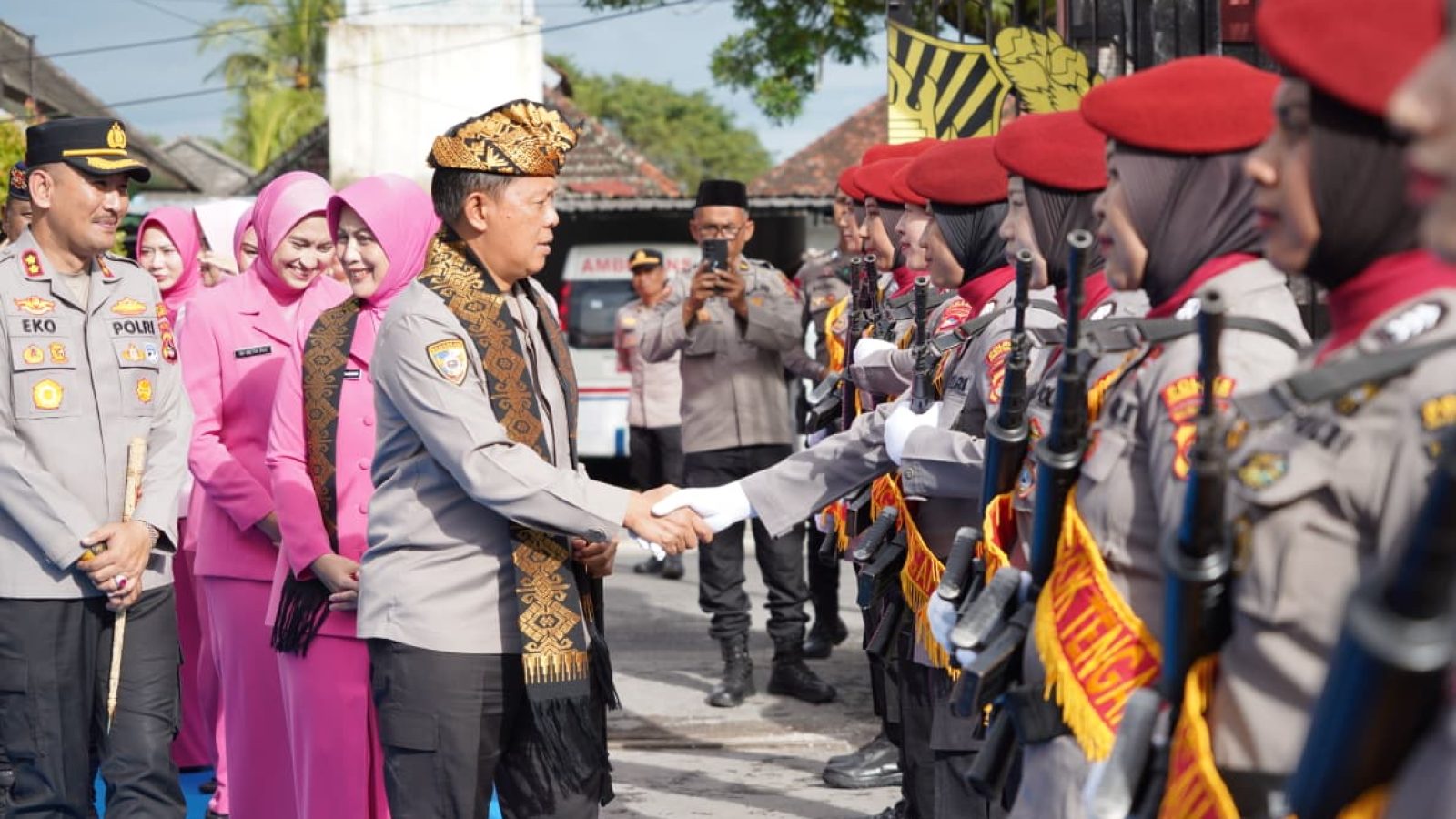 Kunjungan Kerja ke Lombok Tengah, Kapolda NTB Resmikan SPPG