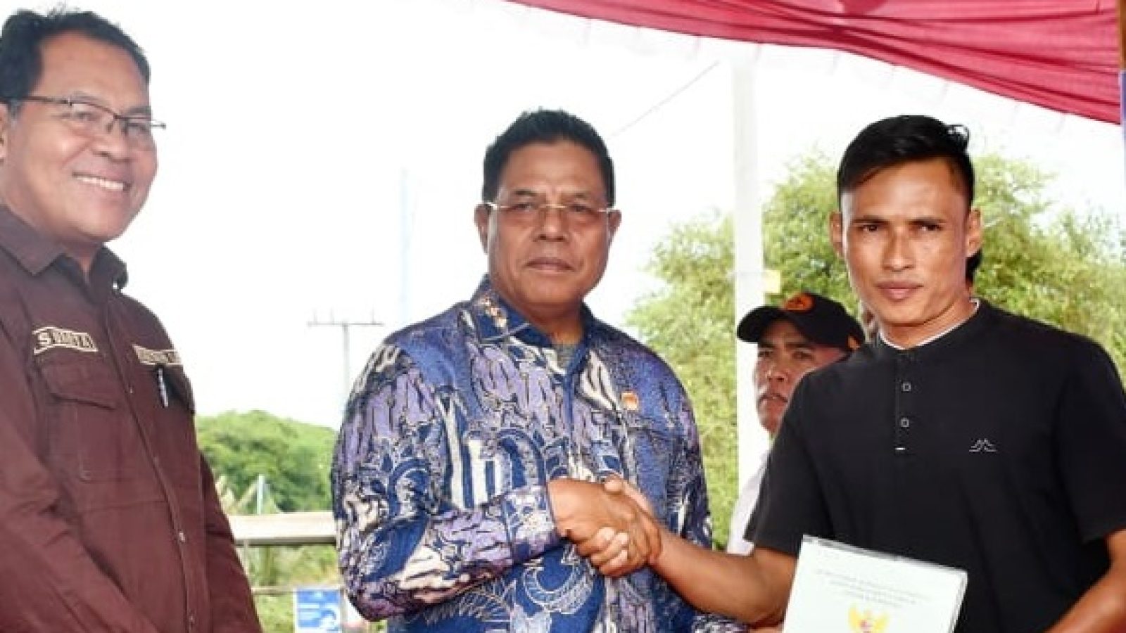 Nelayan KNMP Ekas Buana Terima Sertifikat Tanah Gratis, Begini Pesan Bupati Lombok Timur