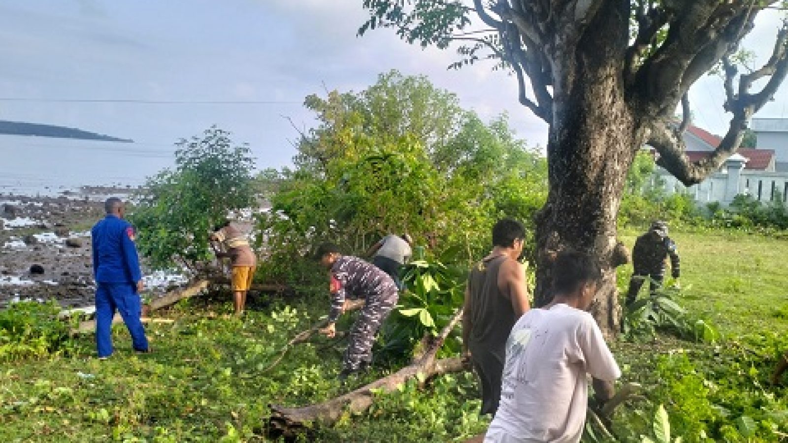 Kerja Bakti Bersihkan TPU dan Pantai Calabai, Warga Beri Apresiasi 