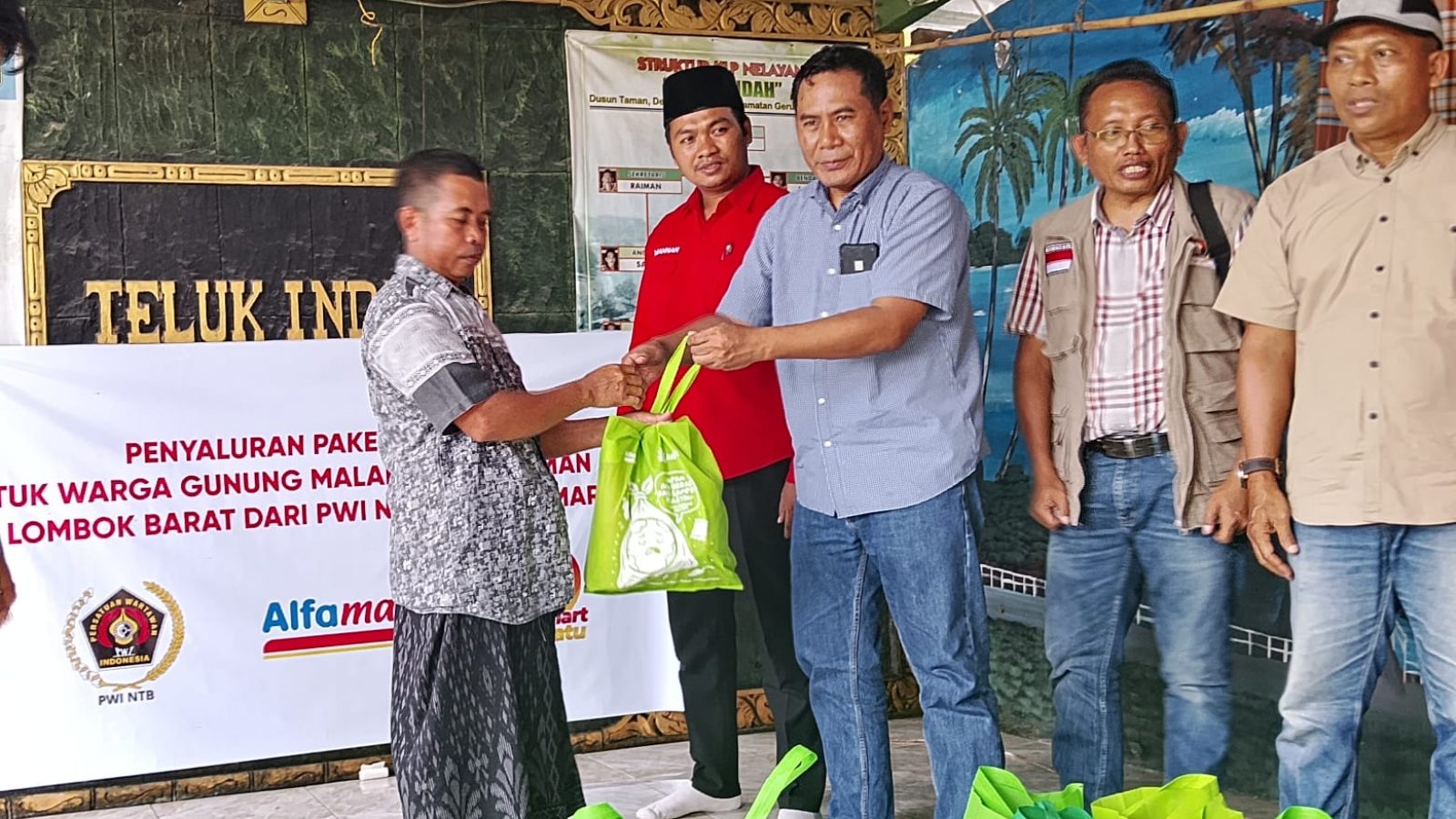 Kolaborasi PWI NTB–Alfamart,  Salurkan Puluhan Paket Sembako untuk Korban Banjir