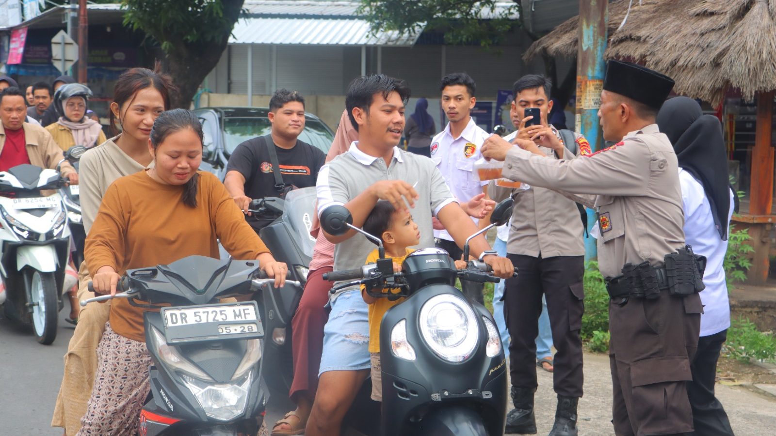 Polres Lombok Utara Bagikan Ratusan Takjil kepada Pengguna Jalan