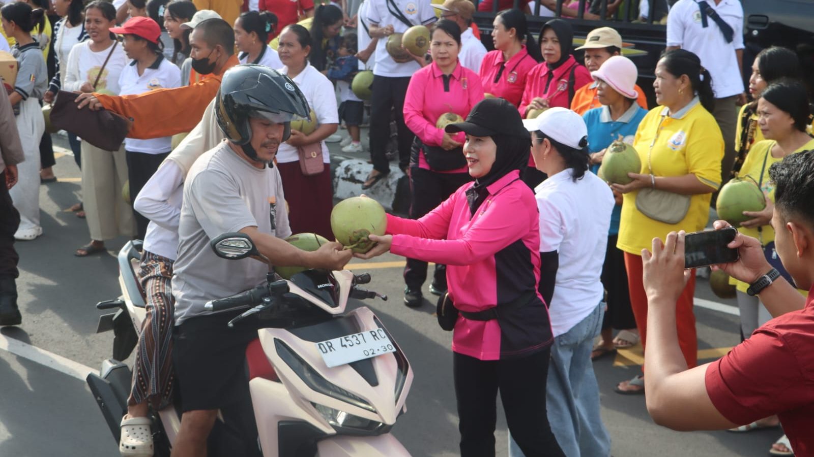 Polres Lombok Utara Bersama MBI Bagikan 1.000 Takjil, Wujud Nyata Toleransi Antarumat Beragama