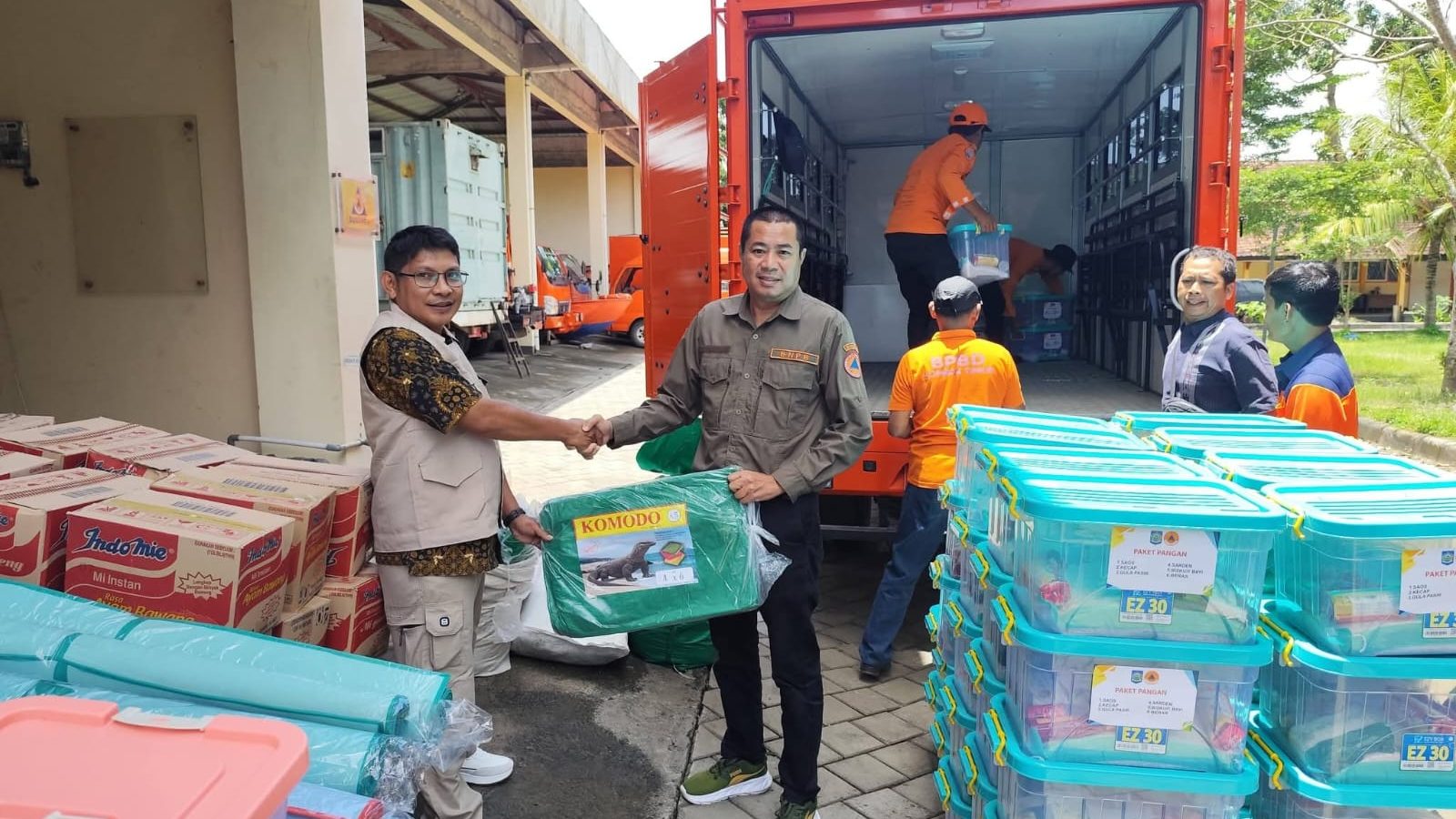 BPBD NTB Serahkan Bantuan Pasca Banjir di Lombok Timur