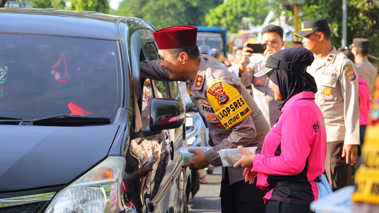 Kapolres Lombok Utara Turun ke Jalan, Ratusan Takjil dan Layanan Kesehatan Gratis Disalurkan 