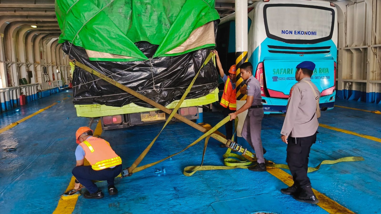 Pastikan Keselamatan Penumpang, Ditpolaurud Polda NTB Bersama KSOP Awasi Bongkar Muat di Pelabuhan Lembar