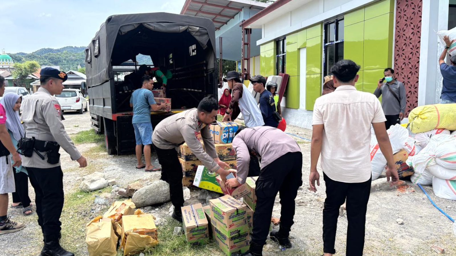BRIMOB POLDA NTB SALURKAN BANTUAN KEMANUSIAAN UNTUK KORBAN KEBAKARAN DI KECAMATAN ALAS