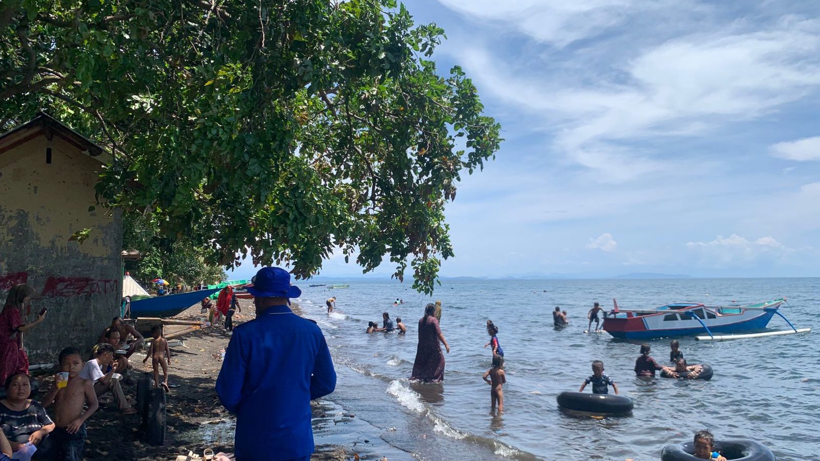 Kapal Polisi XXI-2014 Amankan Objek Wisata Pantai Nangamiro Dompu Saat Libur Lebaran