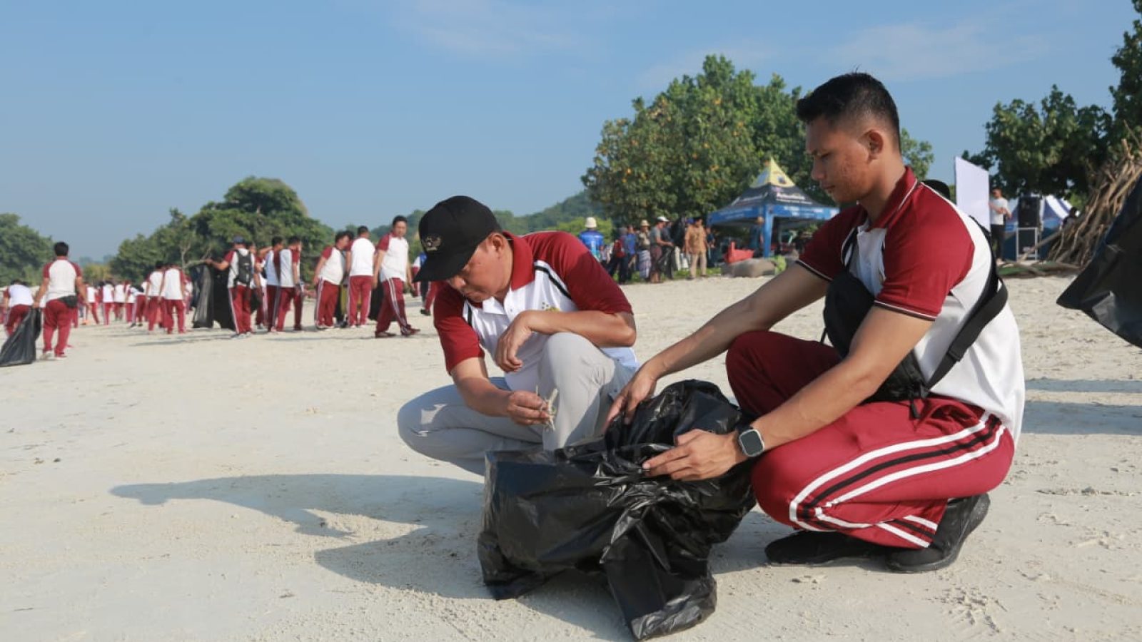 Di Pantai Aan, Kapolda NTB Pimpin Aksi Bersih 