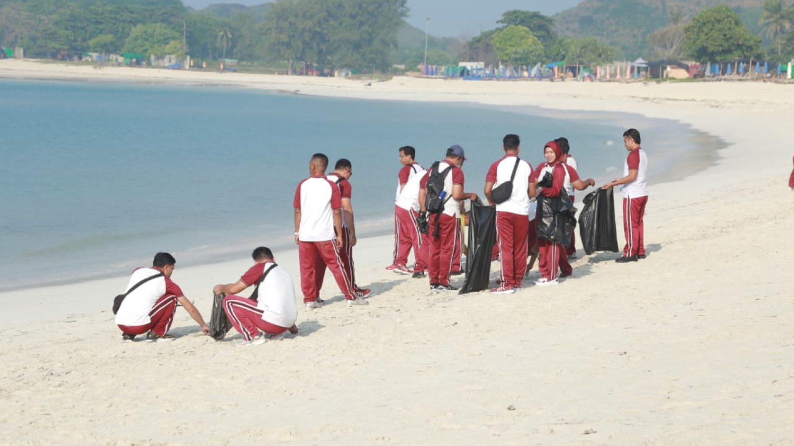 Pimpin Aksi Bersih Pantai di Tanjung Aan, Kapolda Dorong Kepedulian Lingkungan