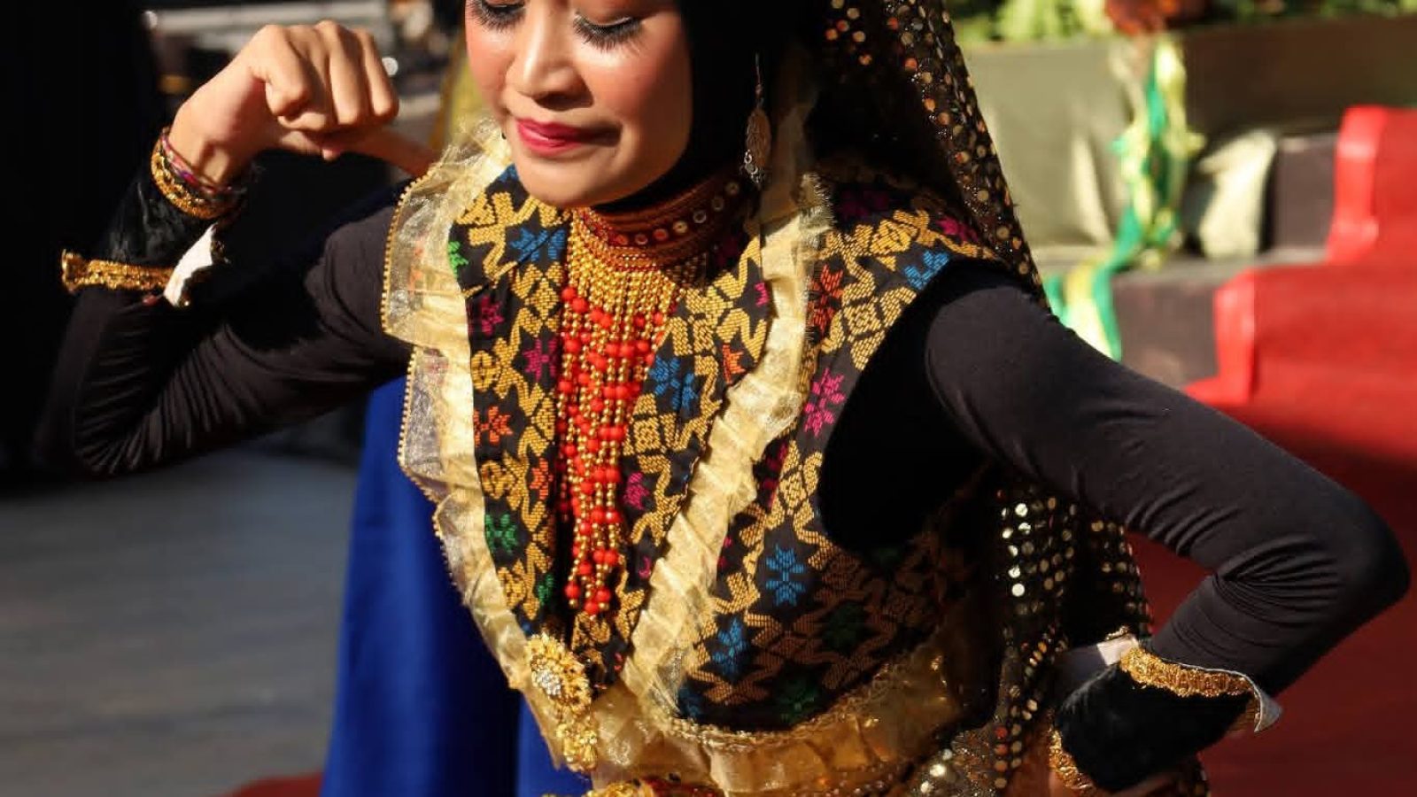 Lebaran Nine di Lombok, dari Dulang Penyampah, Ziarah Makam Hingga Begibung Ketupat