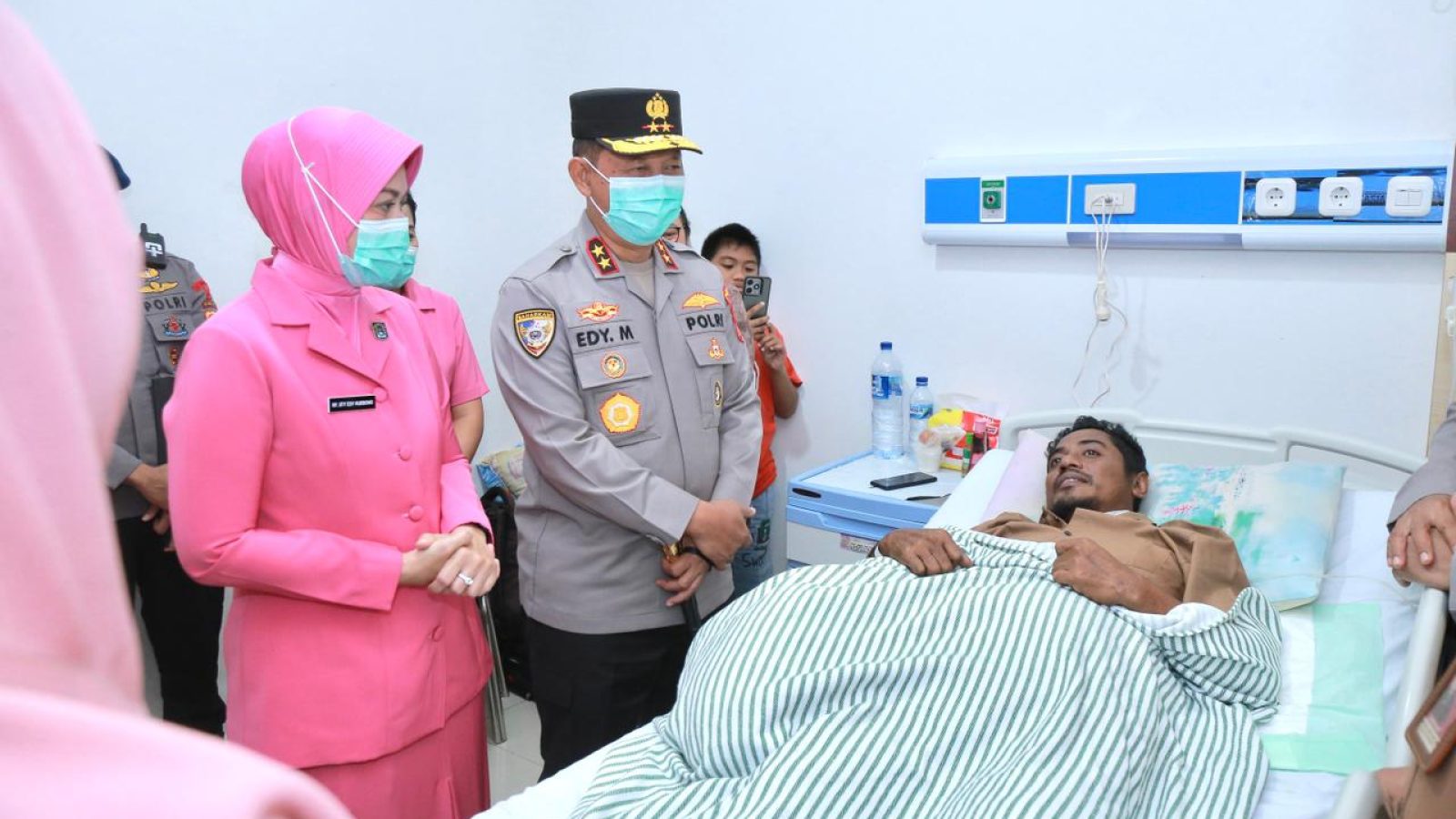 Kapolda NTB Beri Semangat Personel yang Dirawat di RSUP 